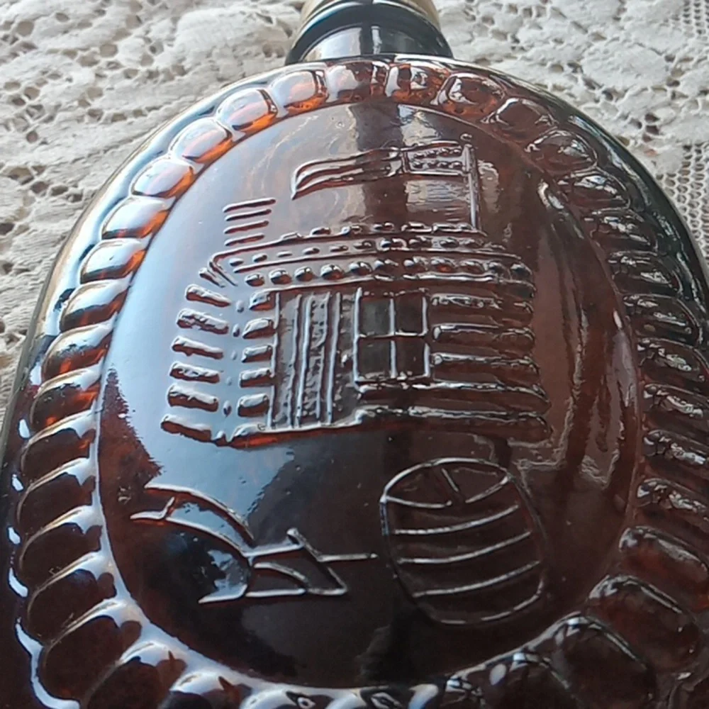 Vintage log Cabin syrup bottle 1776 bi-centennial with label still on